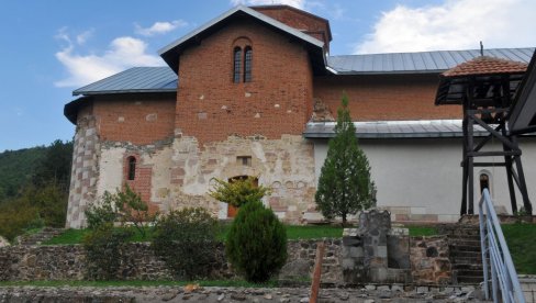 NAORUŽANI LJUDI SA BLINDIRANIM VOZILOM UPALI U MANASTIR BANJSKA: Hitno saopštenje Eparhije raško-prizrenske