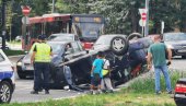 SLIKE SA MESTA NESREĆE: Automobil zakačio autobus na Trošarini - prevrnuo se na krov (FOTO)