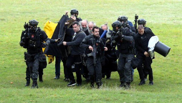 ЧВРСТИ У ВЕРИ И НА ТРОНУ: Пре годину дана у драматичним догађајима на Цетињу устоличен митрополит црногорско-приморски Јоаникије (ФОТО) ЧВРСТИ У ВЕРИ И НА ТРОНУ: Пре годину дана у драматичним догађајима на Цетињу устоличен митрополит црногорско-приморски Јоаникије (ФОТО)