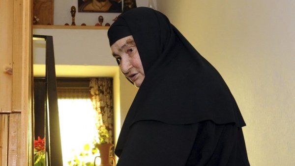 АНЂЕЛИ ЈЕ УСПАВЉУЈУ СВОЈИМ КРИЛИМА: Репортери Новости у манастиру Соколица, у ком нас први пут није дочекала игуманија, мати Макарија АНЂЕЛИ ЈЕ УСПАВЉУЈУ СВОЈИМ КРИЛИМА: Репортери Новости у манастиру Соколица, у ком нас први пут није дочекала игуманија, мати Макарија