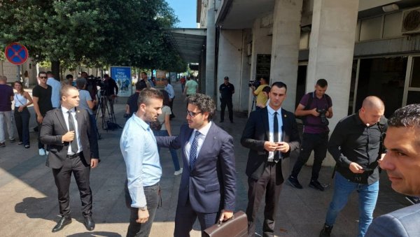 ДРИТАН ДАО ИЗЈАВУ У ТУЖИЛАШТВУ: Очекује се расплет сукоба са Рашком Коњевићем (ФОТО) ДРИТАН ДАО ИЗЈАВУ У ТУЖИЛАШТВУ: Очекује се расплет сукоба са Рашком Коњевићем (ФОТО)