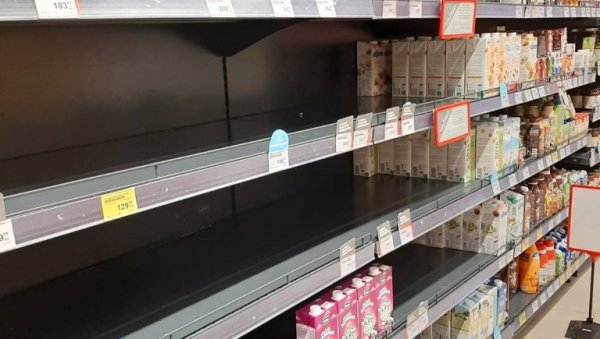 ПРИПРЕМА СЕ ОДГОВОР НА МАЊАК МЛЕКА: Држава до краја недеље доноси нове мере како би се средило тржиште ПРИПРЕМА СЕ ОДГОВОР НА МАЊАК МЛЕКА: Држава до краја недеље доноси нове мере како би се средило тржиште