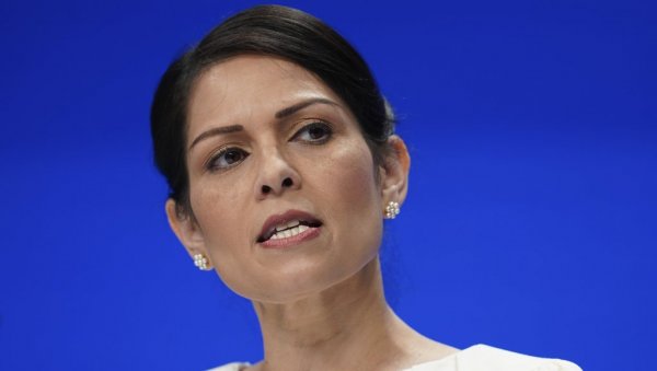 ПАТЕЛ ПОДНЕЛА ОСТАВКУ: Џонсонова министарка унутрашњих послова се повлачи са функције ПАТЕЛ ПОДНЕЛА ОСТАВКУ: Џонсонова министарка унутрашњих послова се повлачи са функције