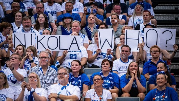 ОВО БАШ НИКО НИЈЕ ОЧЕКИВАО: Ево шта су навијачи Финске урадили након што су провоцирали Николу Јокића, па се провели као боси по трњу (ФОТО) ОВО БАШ НИКО НИЈЕ ОЧЕКИВАО: Ево шта су навијачи Финске урадили након што су провоцирали Николу Јокића, па се провели као боси по трњу (ФОТО)