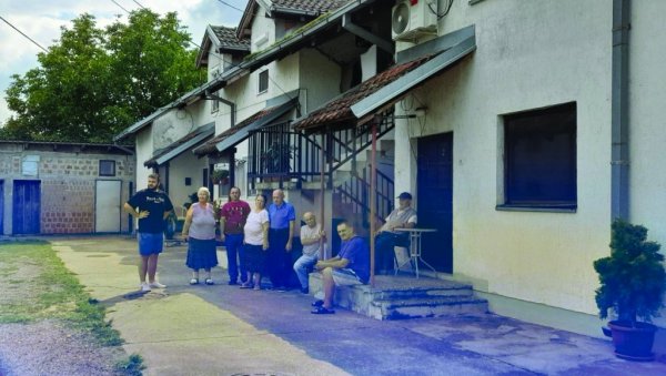 ПЛАЋАЛИ СТРУЈУ, А НЕ ЗНАЈУ КОМЕ: Тринаест породица из Сурчина пролази кроз агонију, већ шест месеци немају струје ПЛАЋАЛИ СТРУЈУ, А НЕ ЗНАЈУ КОМЕ: Тринаест породица из Сурчина пролази кроз агонију, већ шест месеци немају струје