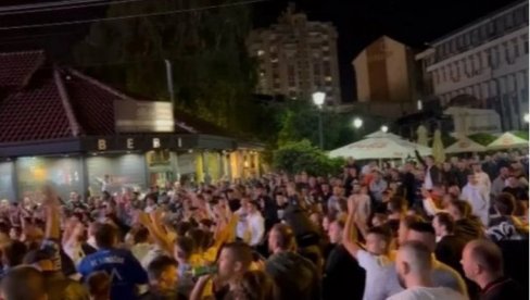 LALATOVIĆ EFEKAT: Oko 2000 navijača Novog Pazara na spektakularan način su dočekali fudbalere nakon trijumfa nad Vojvodinom (VIDEO)