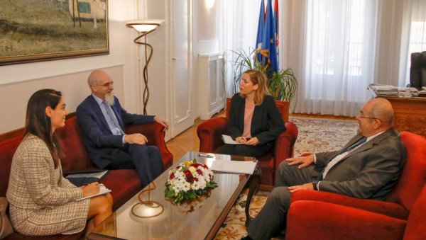 ИШТВАН ПАСТОР ПРИМИО АМБАСАДОРА ЛУКУ ГОРИЈА: Снажније повезивање Војводине и италијанских регија ИШТВАН ПАСТОР ПРИМИО АМБАСАДОРА ЛУКУ ГОРИЈА: Снажније повезивање Војводине и италијанских регија