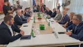 ПОЧЕО САСТАНАК НОВЕ-СТАРЕ ПАРЛАМЕНТАРНЕ ВЕЋИНЕ: Бечић и Абазовић послали представнике ПОЧЕО САСТАНАК НОВЕ-СТАРЕ ПАРЛАМЕНТАРНЕ ВЕЋИНЕ: Бечић и Абазовић послали представнике