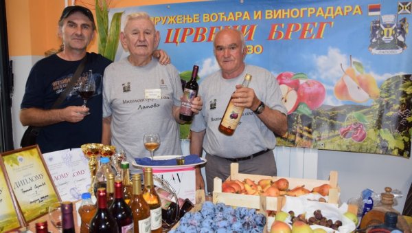 СВИ ХОЋЕ У ВОЋАРЕ: У удружењу Црвени брег у Лапову задовољни постигнутим резултатима СВИ ХОЋЕ У ВОЋАРЕ: У удружењу Црвени брег у Лапову задовољни постигнутим резултатима