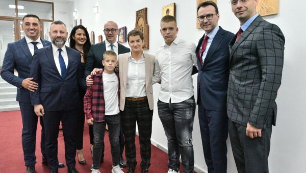 СРПСКА ЛИСТА: Ево због које су фотографије Куртијеви медији напали малолетну децу Милана Радоичића СРПСКА ЛИСТА: Ево због које су фотографије Куртијеви медији напали малолетну децу Милана Радоичића