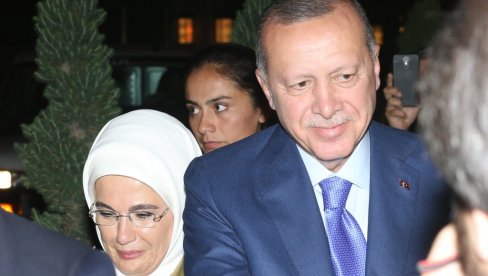 ERDOGANOVA ŽENA: Odbila da se uda pokrivenog lica, Redžepova majka se bunila, rodila mu četvoro dece ERDOGANOVA ŽENA: Odbila da se uda pokrivenog lica, Redžepova majka se bunila, rodila mu četvoro dece