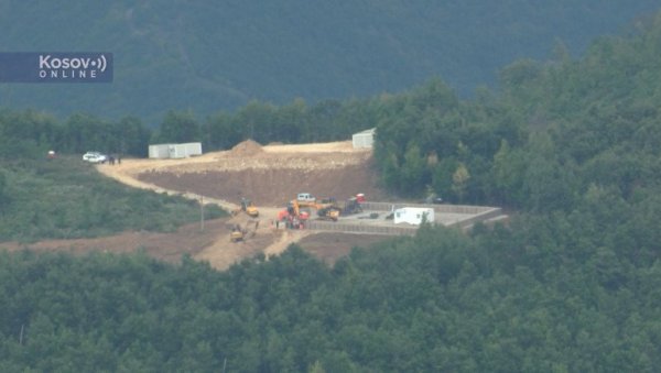 КУРТИЈЕВА ПОЛИЦИЈА ОТЕЛА СРБИМА ЗЕМЉИШТЕ: Направили базу - не дозвољавају мештанима да прођу путем (ВИДЕО) КУРТИЈЕВА ПОЛИЦИЈА ОТЕЛА СРБИМА ЗЕМЉИШТЕ: Направили базу - не дозвољавају мештанима да прођу путем (ВИДЕО)