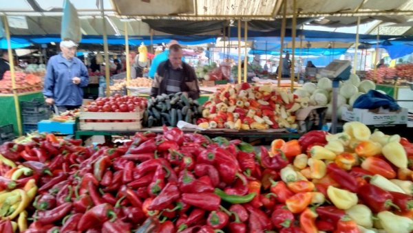 СВИ ГУНЂАЈУ, АЛИ КУПУЈУ: Цене паприке за ајвар у Пироту СВИ ГУНЂАЈУ, АЛИ КУПУЈУ: Цене паприке за ајвар у Пироту