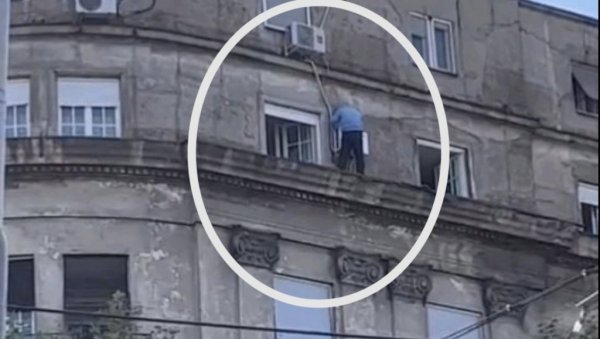НЕСТВАРНА СЦЕНА НА ДОРЋОЛУ: Мушкарац изашао на врх зграде - држао се само за клима уређај (ВИДЕО) НЕСТВАРНА СЦЕНА НА ДОРЋОЛУ: Мушкарац изашао на врх зграде - држао се само за клима уређај (ВИДЕО)