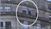 NESTVARNA SCENA NA DORĆOLU: Muškarac izašao na vrh zgrade - držao se samo za klima uređaj (VIDEO)