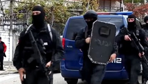 ОВО ЈЕ ОТАЦ КОЈИ ЈЕ ДРЖАО ДЕЦУ КАО ТАОЦЕ И ПУЦАО ИЗ КАЛАШЊИКОВА: Ево шта полиција мисли да је у питању (ФОТО) ОВО ЈЕ ОТАЦ КОЈИ ЈЕ ДРЖАО ДЕЦУ КАО ТАОЦЕ И ПУЦАО ИЗ КАЛАШЊИКОВА: Ево шта полиција мисли да је у питању (ФОТО)