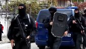 ОВО ЈЕ ОТАЦ КОЈИ ЈЕ ДРЖАО ДЕЦУ КАО ТАОЦЕ И ПУЦАО ИЗ КАЛАШЊИКОВА: Ево шта полиција мисли да је у питању (ФОТО)