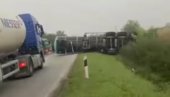 НЕСРЕЋА НА ПУТУ БЕОГРАД-ЗРЕЊАНИН: Преврнула се цистерна након чега је дошло до цурења мазута (ВИДЕО)