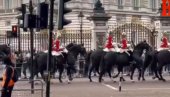 NOVOSTI ISPRED BAKINGEMSKE PALATE: Reke ljudi iz celog sveta u Londonu pozdravljaju novog kralja i odaju počast preminuloj kraljici (VIDEO)