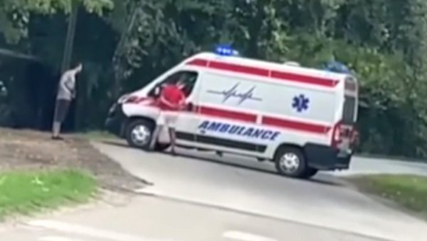 НАПАД НА ХИТНУ ПОМОЋ У НОВОМ САДУ: Снимак разбеснео Србију - вређали и ударали по комбију (ВИДЕО) НАПАД НА ХИТНУ ПОМОЋ У НОВОМ САДУ: Снимак разбеснео Србију - вређали и ударали по комбију (ВИДЕО)