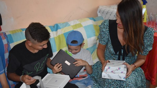 У СВОМ ДОМУ КАД СТИГНЕ СТРУЈА: Град Кикинда и Фондација Хумана срца помажу Зарићима да се скуће (ФОТО) У СВОМ ДОМУ КАД СТИГНЕ СТРУЈА: Град Кикинда и Фондација Хумана срца помажу Зарићима да се скуће (ФОТО)