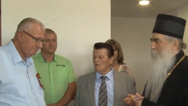 ВЛАДИКА БАЧКИ ИРИНЕЈ ДОДЕЛИО ОРДЕН ЛИДЕРУ РАДИКАЛА: Војислав Шешељ примио орден Светог владике Мардарија ВЛАДИКА БАЧКИ ИРИНЕЈ ДОДЕЛИО ОРДЕН ЛИДЕРУ РАДИКАЛА: Војислав Шешељ примио орден Светог владике Мардарија