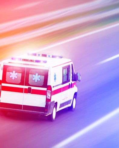 (УЗНЕМИРУЈУЋИ ВИДЕО) Достављач шутнуо жену уз главу из чиста мира