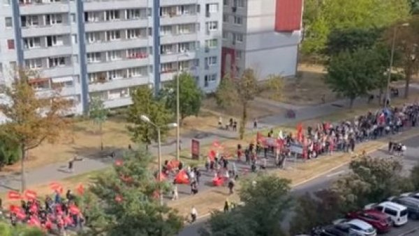 НЕМАЧКА СЕ ДИГЛА НА НОГЕ: Грађани изашли на улице због цена енергената (ФОТО/ВИДЕО) НЕМАЧКА СЕ ДИГЛА НА НОГЕ: Грађани изашли на улице због цена енергената (ФОТО/ВИДЕО)