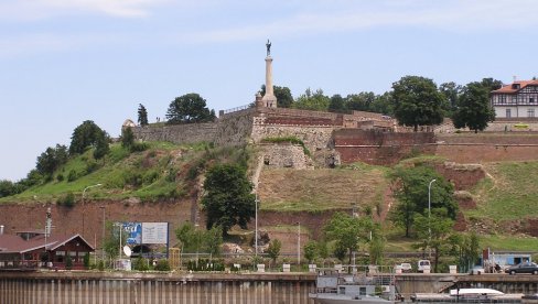 KORISNICI DRUŠTVENIH MREŽA ZGROŽENI: Devojčica mlatara nogama sa ograde Kalemegdana, majka sedi pored nje i ne reaguje (FOTO)