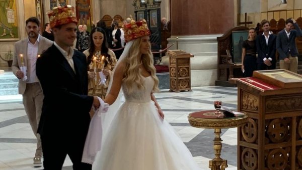 СЛАВЉЕ У ПОРОДИЦИ ЂОКОВИЋ: Оженио се Ђорђе, супруга Сашка заблистала у венчаници (ФОТО) СЛАВЉЕ У ПОРОДИЦИ ЂОКОВИЋ: Оженио се Ђорђе, супруга Сашка заблистала у венчаници (ФОТО)