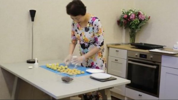 ШПИЈУНКА: Амбасадорка Чен Бо месила колаче (ВИДЕО) ШПИЈУНКА: Амбасадорка Чен Бо месила колаче (ВИДЕО)