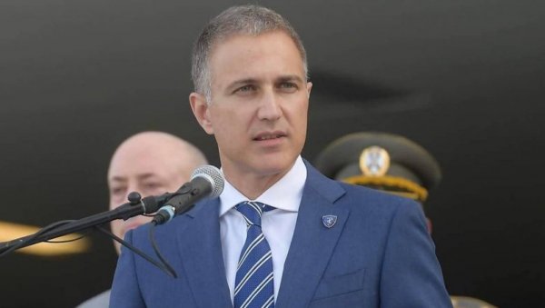 НЕБОЈША СТЕФАНОВИЋ ВИШЕ НИЈЕ МИНИСТАР ОДБРАНЕ: Ево ко преузима то министарство НЕБОЈША СТЕФАНОВИЋ ВИШЕ НИЈЕ МИНИСТАР ОДБРАНЕ: Ево ко преузима то министарство