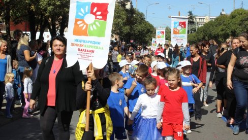 PARADA MLADOSTI NA CRNICI: Dečji karneval povodom Dana Paraćina PARADA MLADOSTI NA CRNICI: Dečji karneval povodom Dana Paraćina