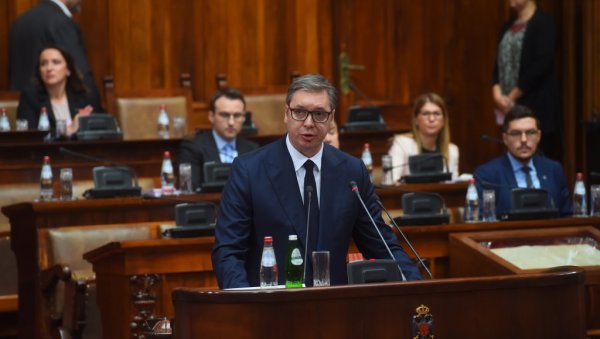 СИМУЛТАНКА У СКУПШТИНИ: Вучић десет сати без паузе одговара на питања посланика СИМУЛТАНКА У СКУПШТИНИ: Вучић десет сати без паузе одговара на питања посланика
