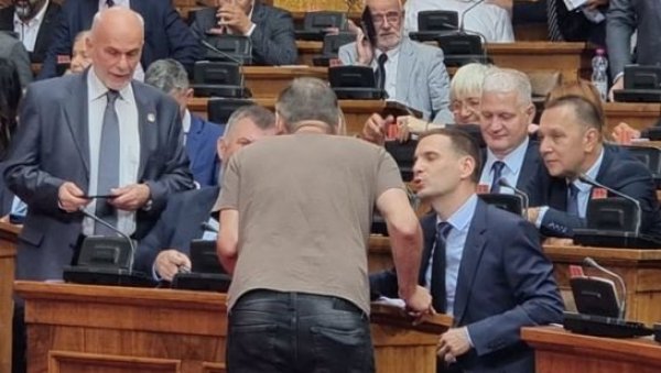 РЕАКЦИЈЕ ПОСЛАНИКА СНС-а НА БЕЗОБРАЗЛУК ОПОЗИЦИЈЕ: Наставља се туча око фотеља; Да човек не верује шта чује! РЕАКЦИЈЕ ПОСЛАНИКА СНС-а НА БЕЗОБРАЗЛУК ОПОЗИЦИЈЕ: Наставља се туча око фотеља; Да човек не верује шта чује!