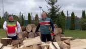 ЛУКАШЕНКО ЦЕПА ДРВА И ШАЉЕ ПОРУКУ ЕВРОПИ: Нећемо дозволити да се смрзнете (ВИДЕО) ЛУКАШЕНКО ЦЕПА ДРВА И ШАЉЕ ПОРУКУ ЕВРОПИ: Нећемо дозволити да се смрзнете (ВИДЕО)