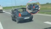 SAMO ŠTO SE NE RASPADNE LJudi u neverici gledali kakav auto vozi autoputem: Ne znam kako će proći tehnički (VIDEO)