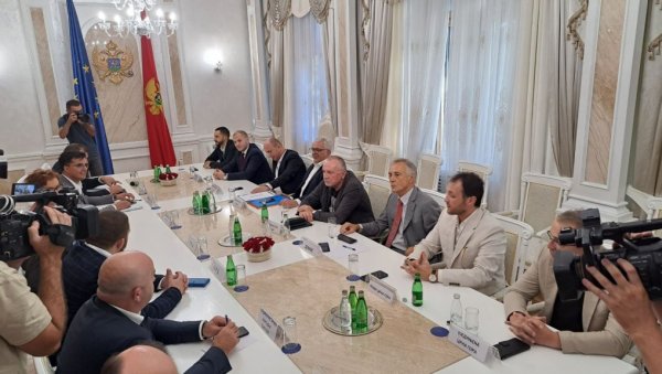 СУТРА НОВИ САСТАНАК ПРЕДСТАВНИКА СТАРЕ ВЕЋИНЕ: Разговори о формирању Владе и саставу скупштинског руководства од 10 часова СУТРА НОВИ САСТАНАК ПРЕДСТАВНИКА СТАРЕ ВЕЋИНЕ: Разговори о формирању Владе и саставу скупштинског руководства од 10 часова