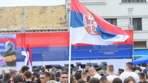 SRBIJA I SRPSKA OBELEŽILE DAN SRPSKOG JEDINSTVA, SLOBODE I ZASTAVE: Vučić i Porfirije prisustvovali svečanosti u Bijeljini (FOTO) SRBIJA I SRPSKA OBELEŽILE DAN SRPSKOG JEDINSTVA, SLOBODE I ZASTAVE: Vučić i Porfirije prisustvovali svečanosti u Bijeljini (FOTO)