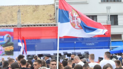 SRBIJA I SRPSKA OBELEŽILE DAN SRPSKOG JEDINSTVA, SLOBODE I ZASTAVE: Vučić i Porfirije prisustvovali svečanosti u Bijeljini (FOTO)