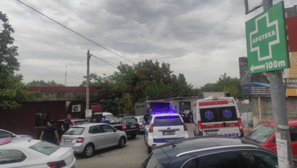 ОКОНЧАНА ТАЛАЧКА КРИЗА НА КАРАБУРМИ: Пристао да се преда - Полиција ушла у аутомеханичарску радњу и извела отмичара (ФОТО) ОКОНЧАНА ТАЛАЧКА КРИЗА НА КАРАБУРМИ: Пристао да се преда - Полиција ушла у аутомеханичарску радњу и извела отмичара (ФОТО)
