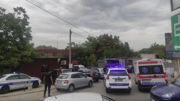 СКАЛПЕЛ ТАОЦУ ПОД ГРЛОМ, НОЖ КОД СРЦА ОТМИЧАРА? Детаљи талачке кризе на Палилули, мушкарац прети да ће убити власника радње и себе! СКАЛПЕЛ ТАОЦУ ПОД ГРЛОМ, НОЖ КОД СРЦА ОТМИЧАРА? Детаљи талачке кризе на Палилули, мушкарац прети да ће убити власника радње и себе!
