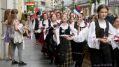 NOŠNJE PROŠETALI KNEZ MIHAILOVOM: Defile dece u okviru Dana tradicije oduševio Beograđane i goste grada (FOTO)