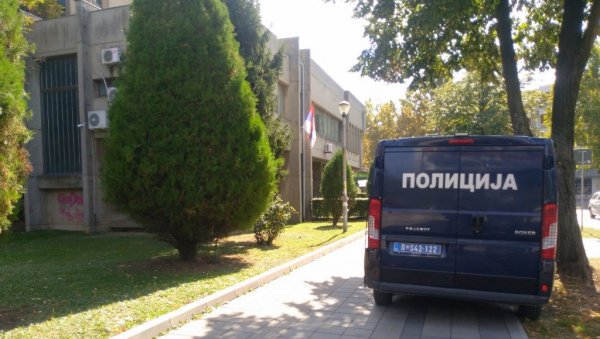 САСЛУШАН НАСИЛНИК ИЗ МЛАДЕНОВЦА: Шамарао жену насред улице САСЛУШАН НАСИЛНИК ИЗ МЛАДЕНОВЦА: Шамарао жену насред улице
