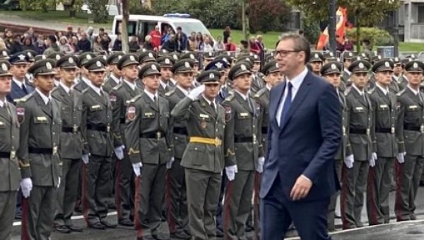 УТАКМИЦУ ЋУ ГЛЕДАТИ ВЕЧЕРАС СА ВОЈНИЦИМА Вучић: Црвено-плаво-бели барјак ћемо носити вечерас - пожелео сам им сву срећу УТАКМИЦУ ЋУ ГЛЕДАТИ ВЕЧЕРАС СА ВОЈНИЦИМА Вучић: Црвено-плаво-бели барјак ћемо носити вечерас - пожелео сам им сву срећу