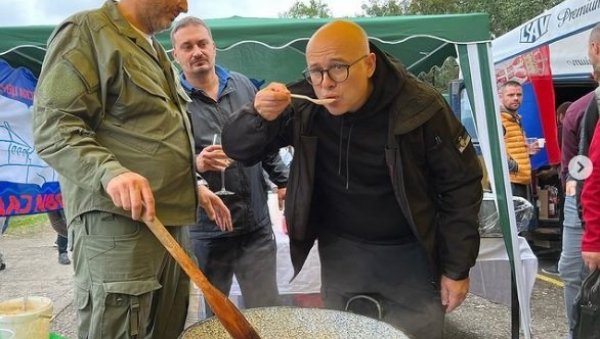ВОЈНИЧКА ПАСУЉИЈАДА ОКУПИЛА ВЕЛИКИ БРОЈ ПОСЕТИОЦА: Учесник у овогодишњем такмичењу и градоначелник Вучевић са својом екипом “Спарта” (ФОТО) ВОЈНИЧКА ПАСУЉИЈАДА ОКУПИЛА ВЕЛИКИ БРОЈ ПОСЕТИОЦА: Учесник у овогодишњем такмичењу и градоначелник Вучевић са својом екипом “Спарта” (ФОТО)