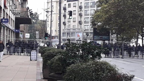 НАПАЛИ И ШУТИРАЛИ ПОЛИЦАЈЦЕ: Одређено задржавање до 48 сати четворици насилника НАПАЛИ И ШУТИРАЛИ ПОЛИЦАЈЦЕ: Одређено задржавање до 48 сати четворици насилника