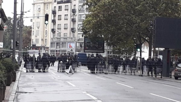 НАШЛИ МУ СЕКИРИЦУ, НОЖ И ДИМНЕ БОМБЕ: У Београду ухапшен Нишлија због напада на полицајца НАШЛИ МУ СЕКИРИЦУ, НОЖ И ДИМНЕ БОМБЕ: У Београду ухапшен Нишлија због напада на полицајца
