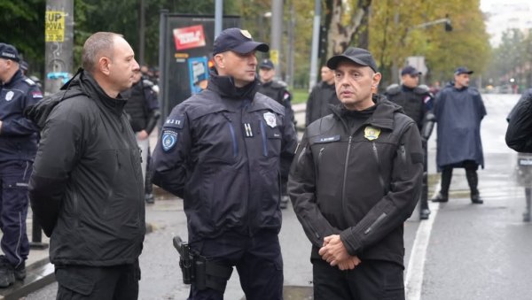 ОГЛАСИО СЕ ВУЛИН: Као што смо раније саопштили, МУП није дозволио шетњу учесника Европрајда 2022 ОГЛАСИО СЕ ВУЛИН: Као што смо раније саопштили, МУП није дозволио шетњу учесника Европрајда 2022
