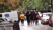 СКАНДИРАЈУ ПРОТИВ ЕУРОПРАЈДА: Противници Параде поноса снимљени на улицама (ВИДЕО) СКАНДИРАЈУ ПРОТИВ ЕУРОПРАЈДА: Противници Параде поноса снимљени на улицама (ВИДЕО)
